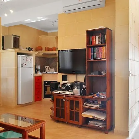 Cosy Penthouse Close To Victoria Center Fontana