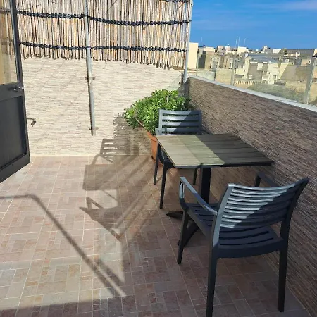 Cosy Penthouse Close To Victoria Center