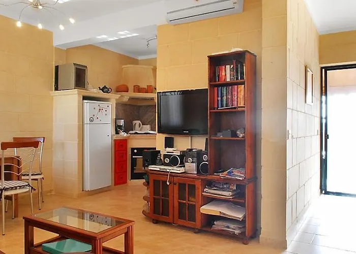 Cosy Penthouse Close To Victoria Center Fontana