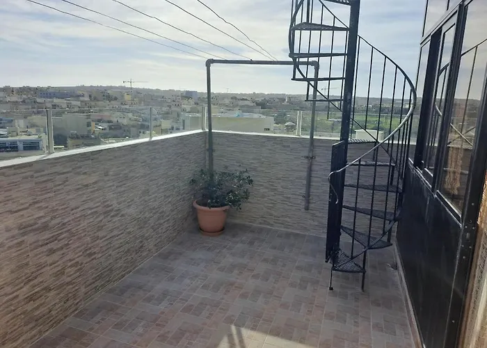 Cosy Penthouse Close To Victoria Center